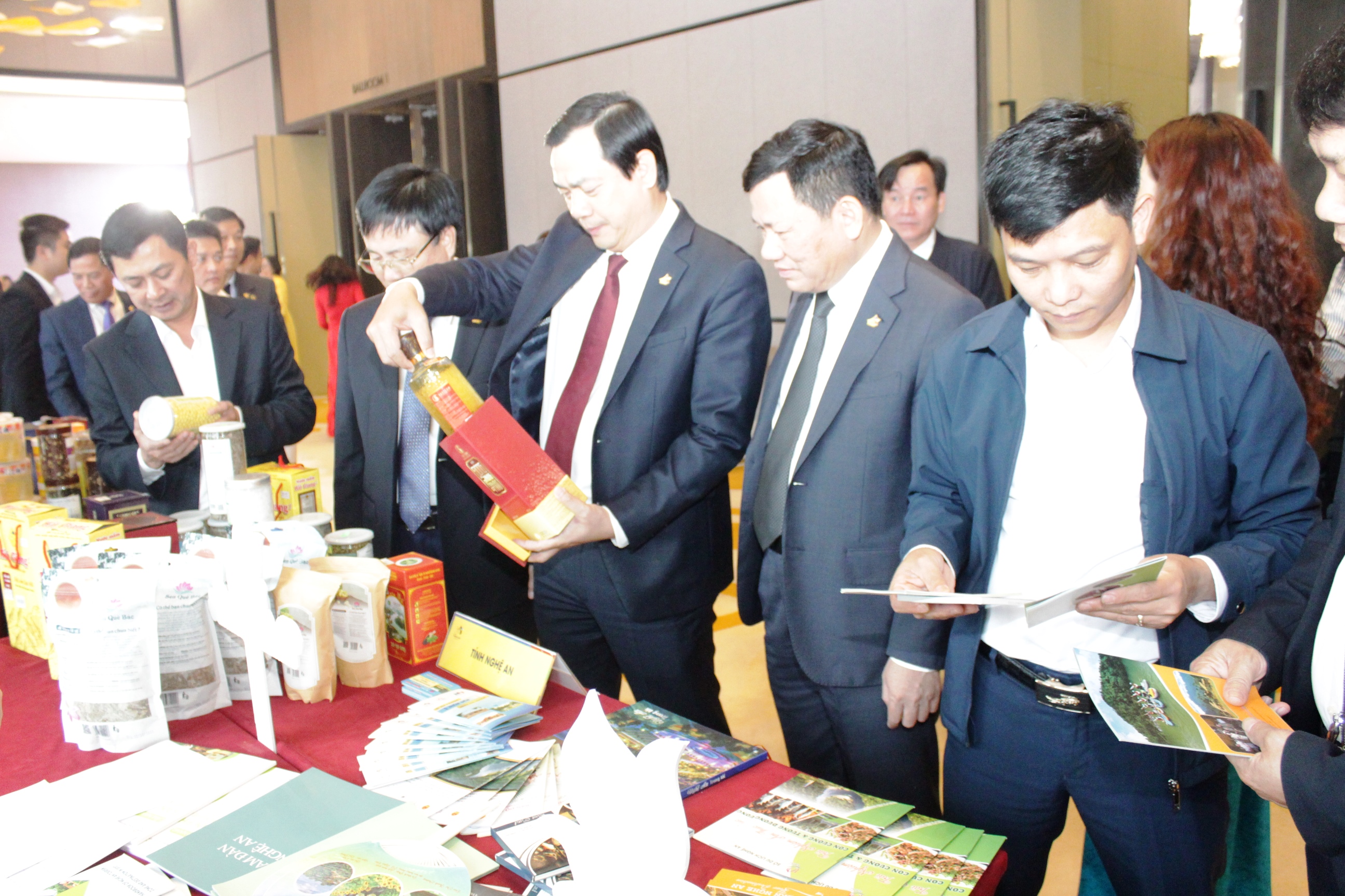 Tổng cục trưởng TCDL Nguyễn Trùng Khánh tham quan khu vực trưng bày sản phẩm OCOP 3 tỉnh